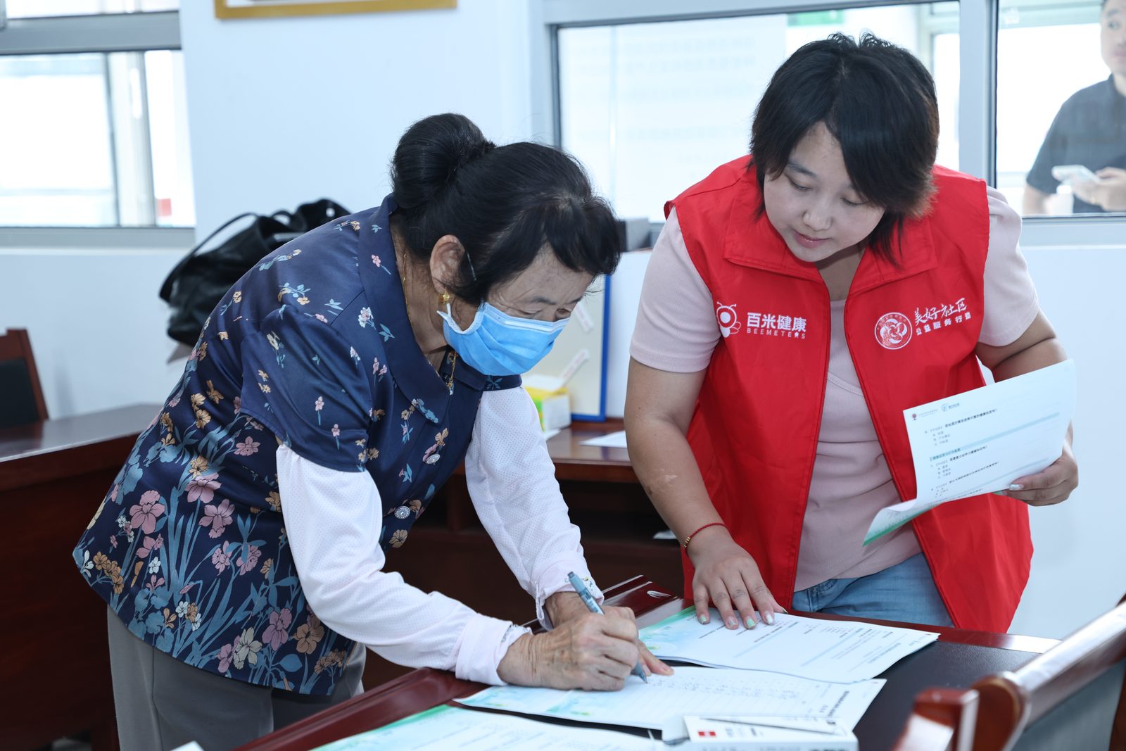 Volunteer guiding a participant through the questionnaire